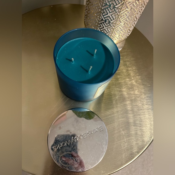 Bath and Body Works Frozen Lake 3-Wick Candle & Glitter Snowflake Holder - Picture 2 of 7